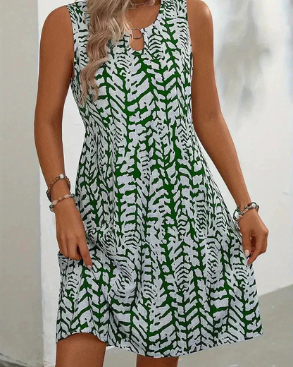 Luftiges ärmelloses Sommerkleid für Damen mit bequemem Schnitt und sommerlichem Design