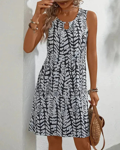 Luftiges ärmelloses Sommerkleid für Damen mit bequemem Schnitt und sommerlichem Design