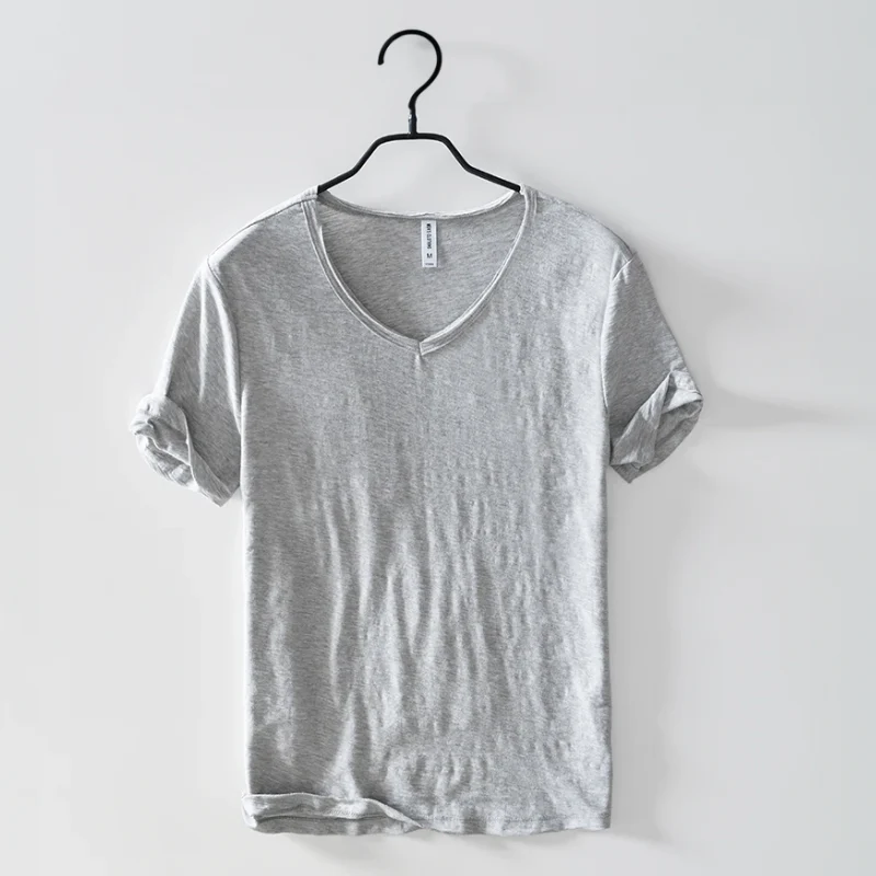 Luftiges Herren-T-Shirt mit V-Ausschnitt für einen stilvollen, entspannten Look.