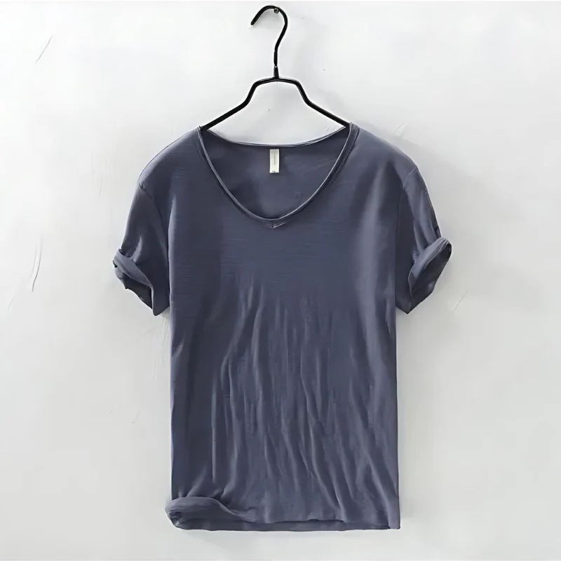 Luftiges Herren-T-Shirt mit V-Ausschnitt für einen stilvollen, entspannten Look.