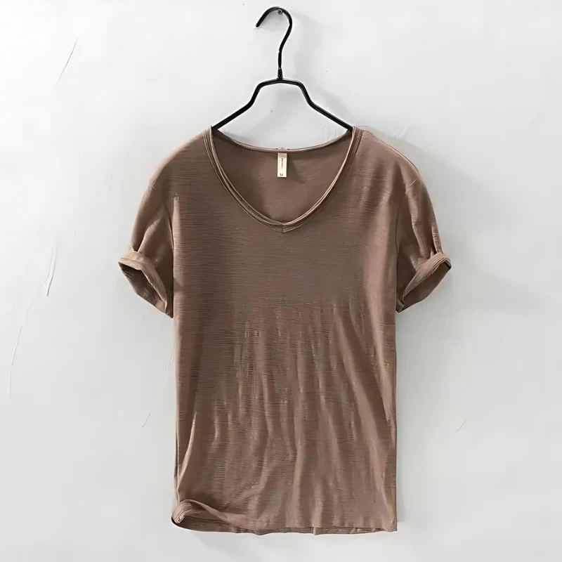 Luftiges Herren-T-Shirt mit V-Ausschnitt für einen stilvollen, entspannten Look.
