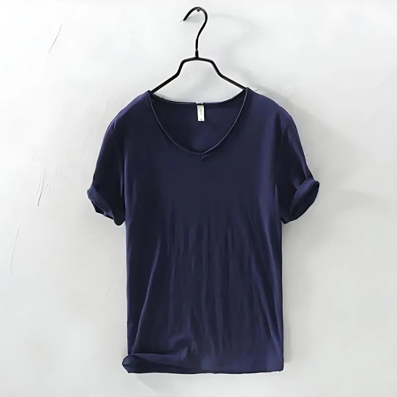 Luftiges Herren-T-Shirt mit V-Ausschnitt für einen stilvollen, entspannten Look.