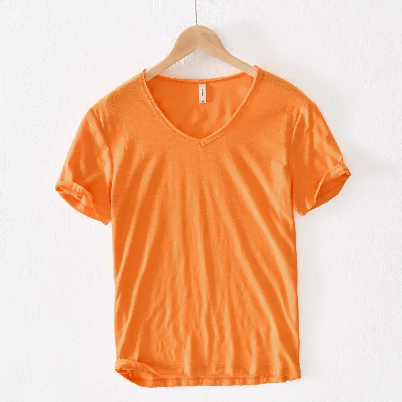 Luftiges Herren-T-Shirt mit V-Ausschnitt für einen stilvollen, entspannten Look.