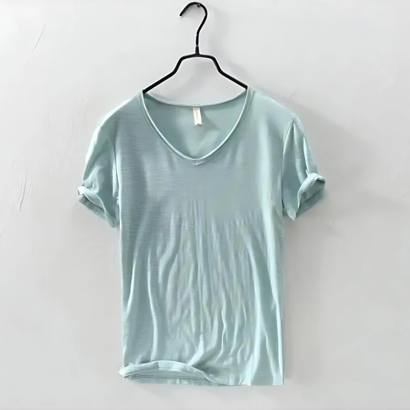 Luftiges Herren-T-Shirt mit V-Ausschnitt für einen stilvollen, entspannten Look.