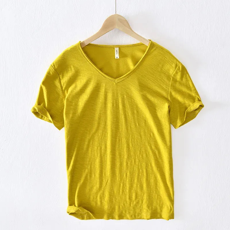 Luftiges Herren-T-Shirt mit V-Ausschnitt für einen stilvollen, entspannten Look.