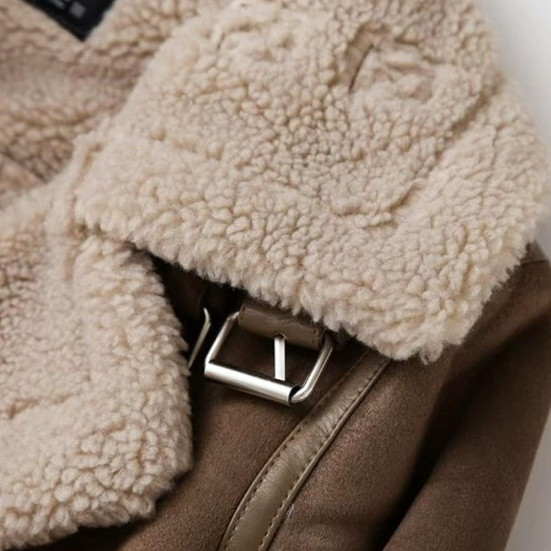 Moderne warme Bikerjacke für Damen in stilvollem Design