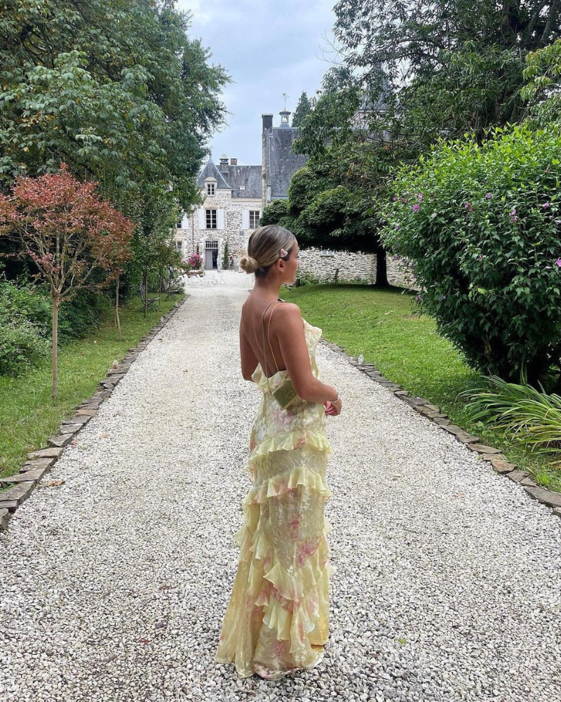 Modernes gerafftes Sommerkleid für Damen – luftiges Maxikleid für stilvolle Sommertage.