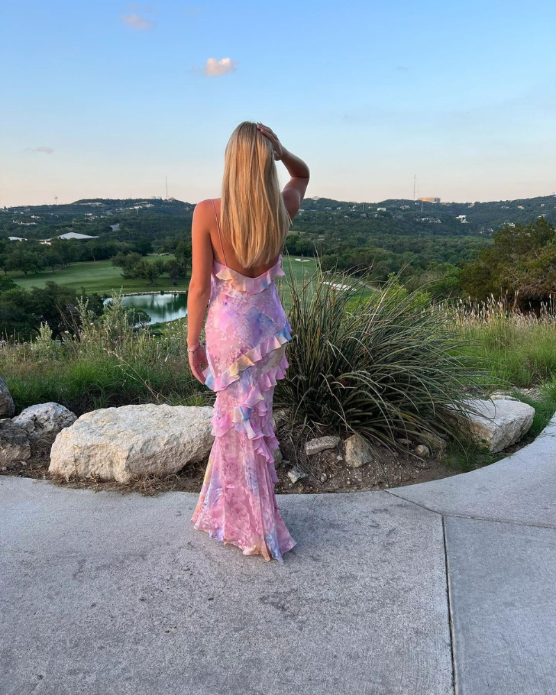 Modernes gerafftes Sommerkleid für Damen – luftiges Maxikleid für stilvolle Sommertage.