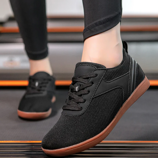 Modische bequeme Herren-Turnschuhe in modernem Design für Alltag und Freizeit.

