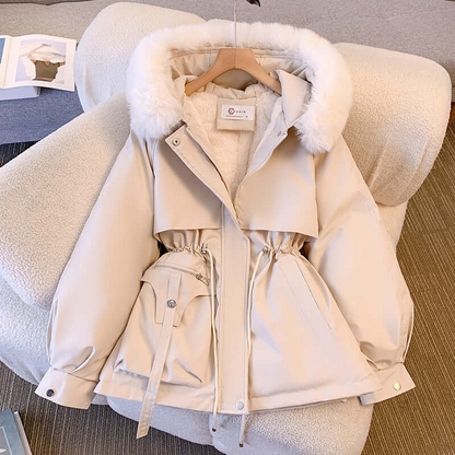 Modische Winterjacke mit Kapuze für Damen in stilvollem Design, ideal für kalte Tage