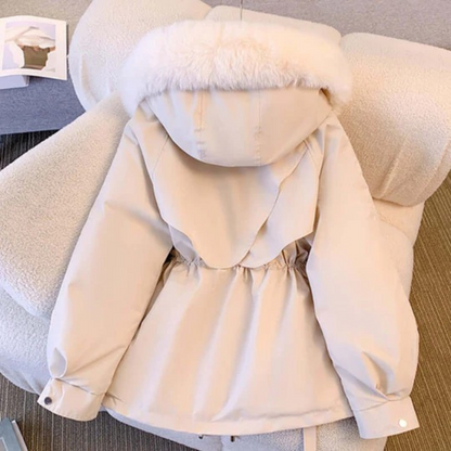 Modische Winterjacke mit Kapuze für Damen in stilvollem Design, ideal für kalte Tage