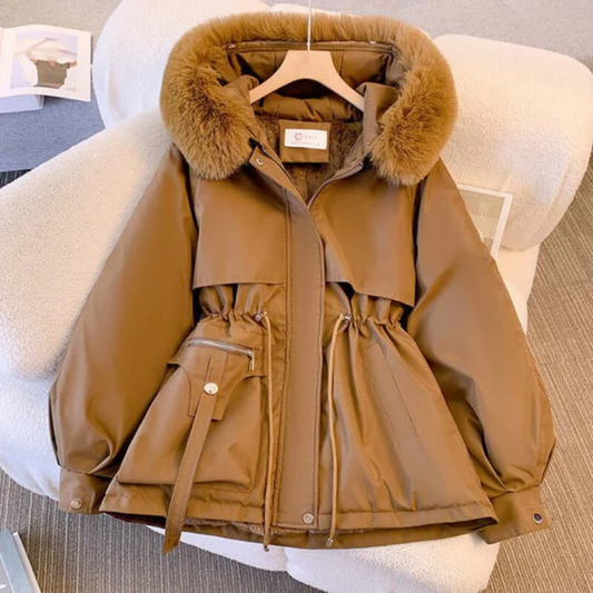 Modische Winterjacke mit Kapuze für Damen in stilvollem Design, ideal für kalte Tage