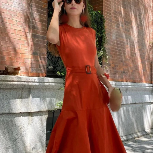  Schönes ärmelloses Kleid für Damen in elegantem Design für vielseitige Anlässe.

