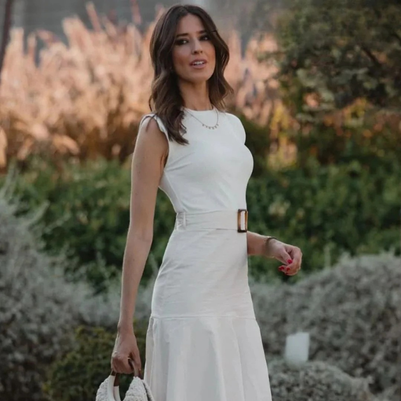  Schönes ärmelloses Kleid für Damen in elegantem Design für vielseitige Anlässe.

