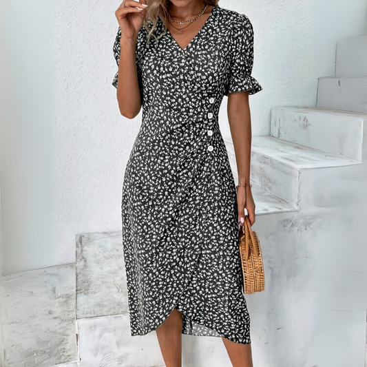 Schönes lässiges Sommerkleid für Damen in lockerem, sommerlichem Design