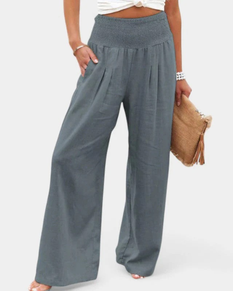 Sommerhose mit hoher Taille für Damen in modernem Schnitt, ideal für warme Tage und vielseitige Sommer-Outfits.

