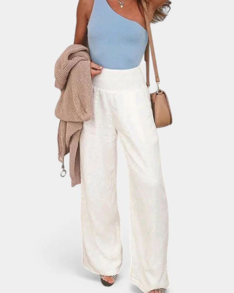 Sommerhose mit hoher Taille für Damen in modernem Schnitt, ideal für warme Tage und vielseitige Sommer-Outfits.

