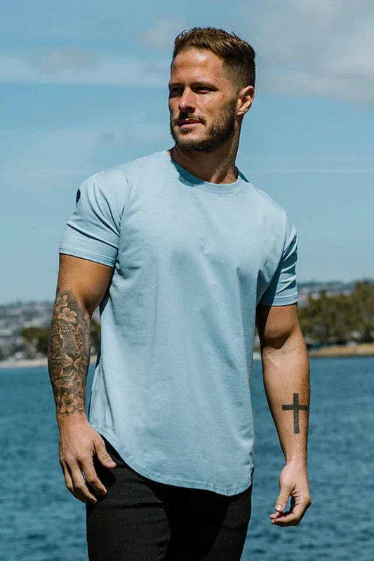 Sportliches Herren-T-Shirt in schmaler Passform mit modernem, körperbetontem Schnitt.
