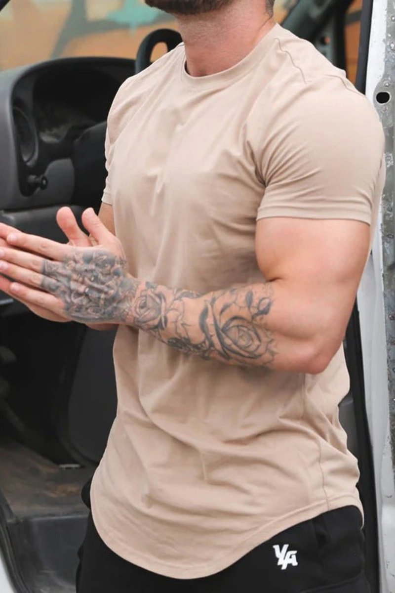 Sportliches Herren-T-Shirt in schmaler Passform mit modernem, körperbetontem Schnitt.