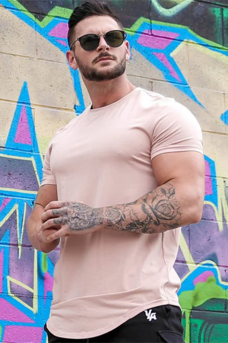 Sportliches Herren-T-Shirt in schmaler Passform mit modernem, körperbetontem Schnitt.