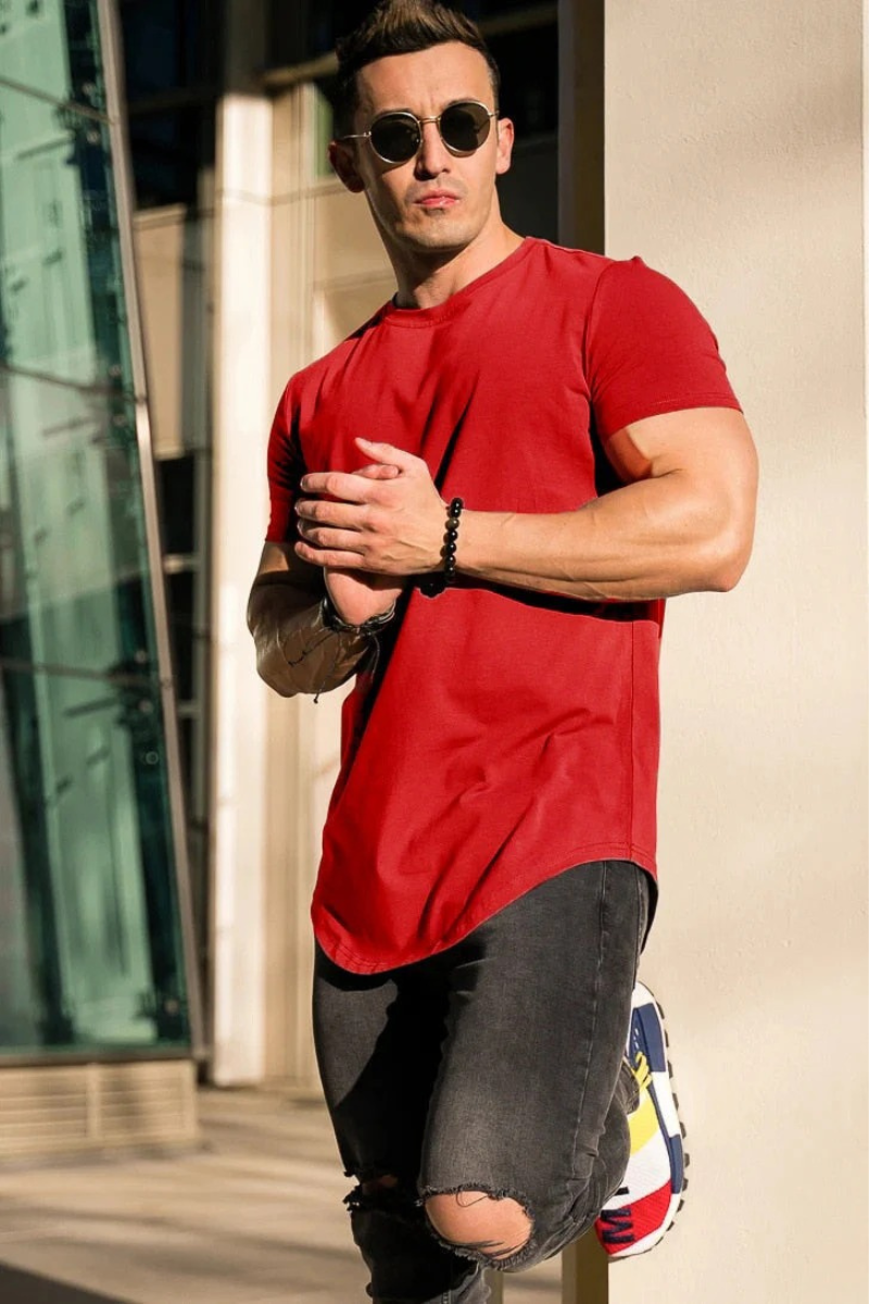 Sportliches Herren-T-Shirt in schmaler Passform mit modernem, körperbetontem Schnitt.