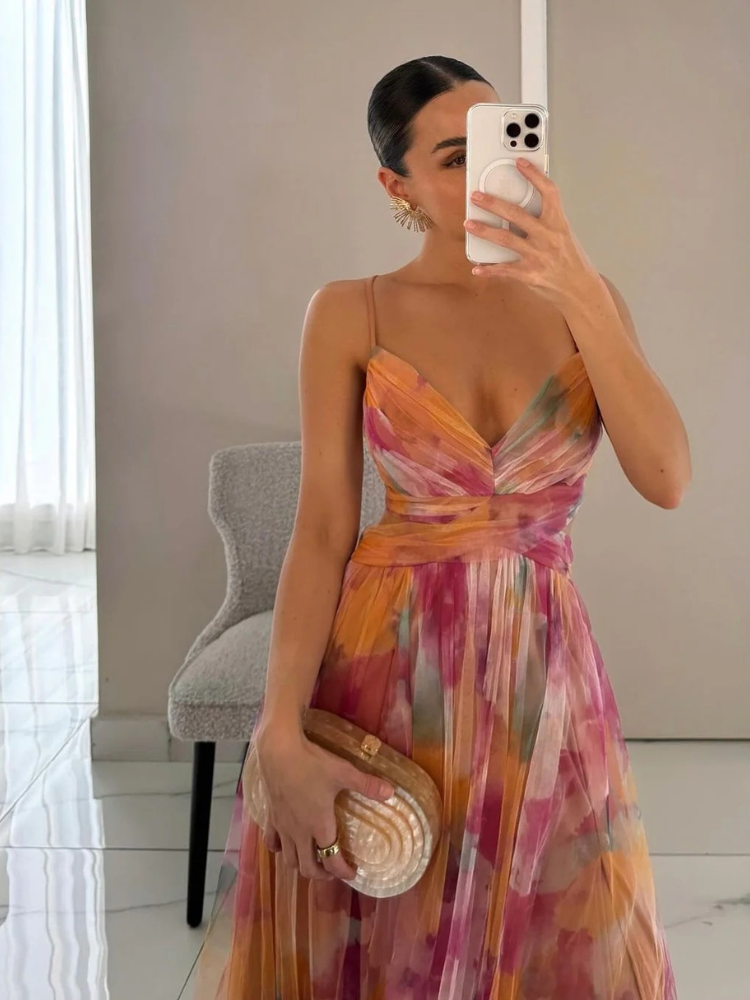 Stilvolles langes Abendkleid für Damen, ideal für festliche Anlässe und elegante Abende.

