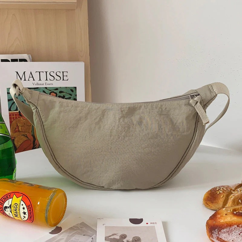 Trendige Halbmond-Crossbody-Tasche für Damen mit modernem Design und praktischem Reißverschluss