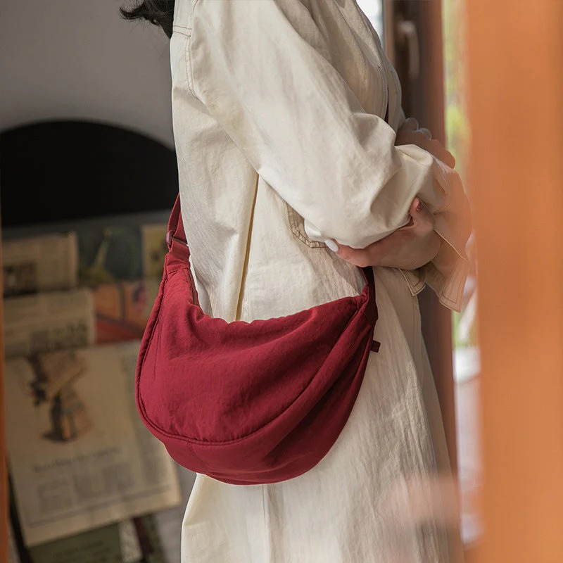 Trendige Halbmond-Crossbody-Tasche für Damen mit modernem Design und praktischem Reißverschluss