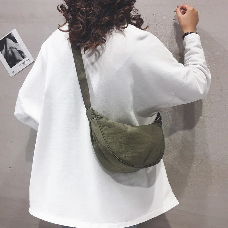 Trendige Halbmond-Crossbody-Tasche für Damen mit modernem Design und praktischem Reißverschluss