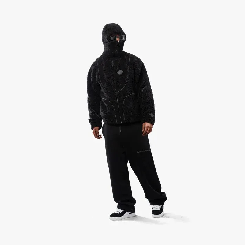 Trendiger moderner Herren-Kapuzenpullover im sportlich-urbanen Design