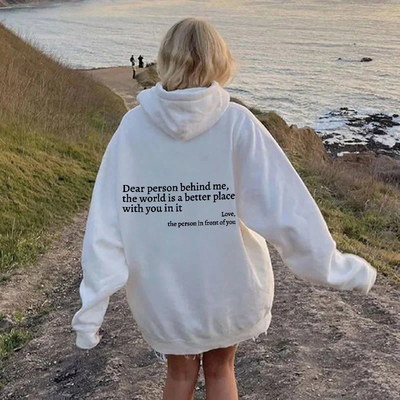 Trendiger Statement-Hoodie für Damen in modernem Design für stilvolle Outfits.