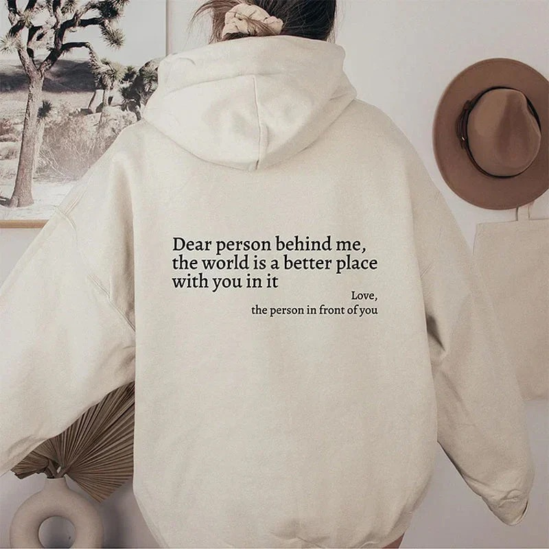 Trendiger Statement-Hoodie für Damen in modernem Design für stilvolle Outfits.