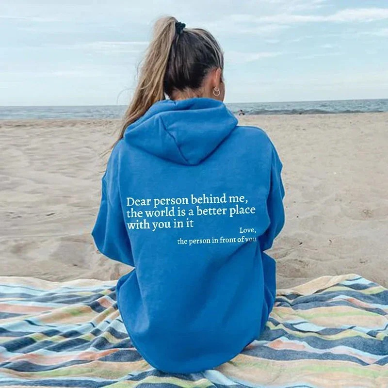 Trendiger Statement-Hoodie für Damen in modernem Design für stilvolle Outfits.