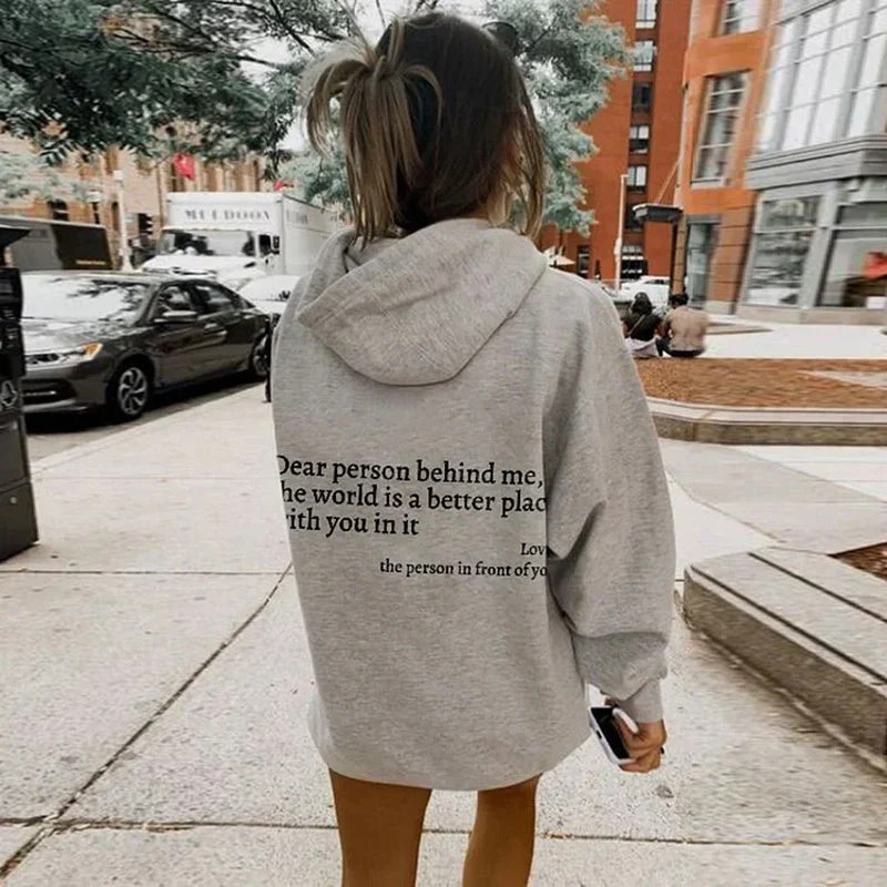 Trendiger Statement-Hoodie für Damen in modernem Design für stilvolle Outfits.