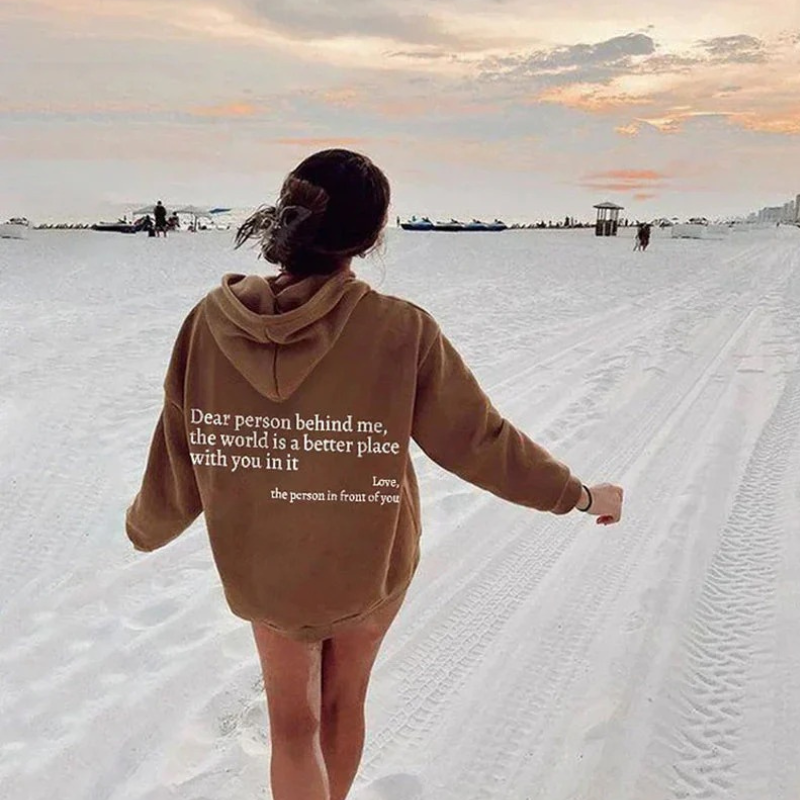 Trendiger Statement-Hoodie für Damen in modernem Design für stilvolle Outfits.