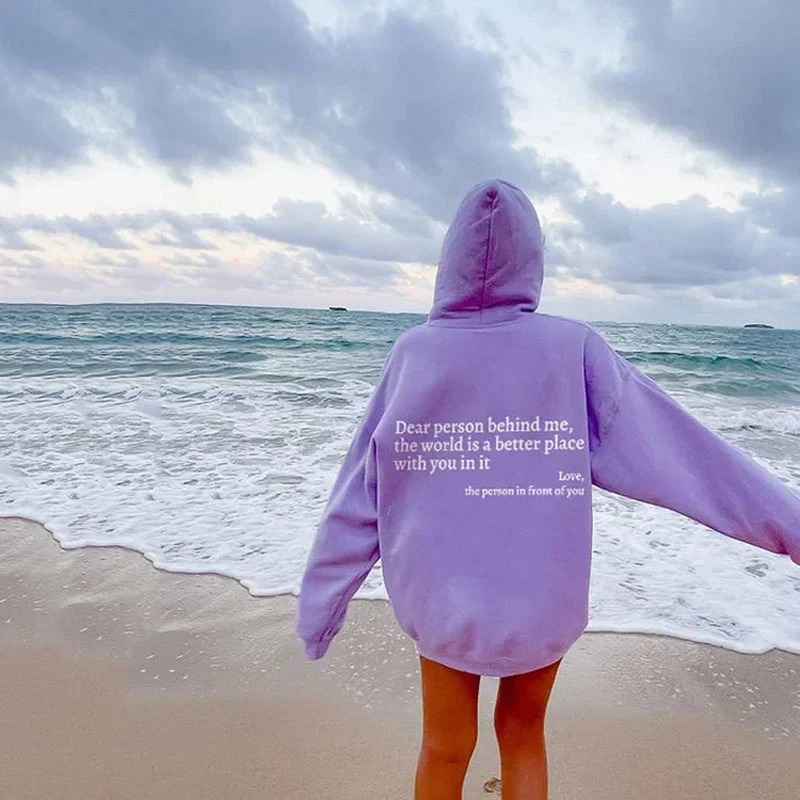 Trendiger Statement-Hoodie für Damen in modernem Design für stilvolle Outfits.