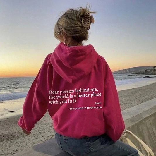 Trendiger Statement-Hoodie für Damen in modernem Design für stilvolle Outfits.