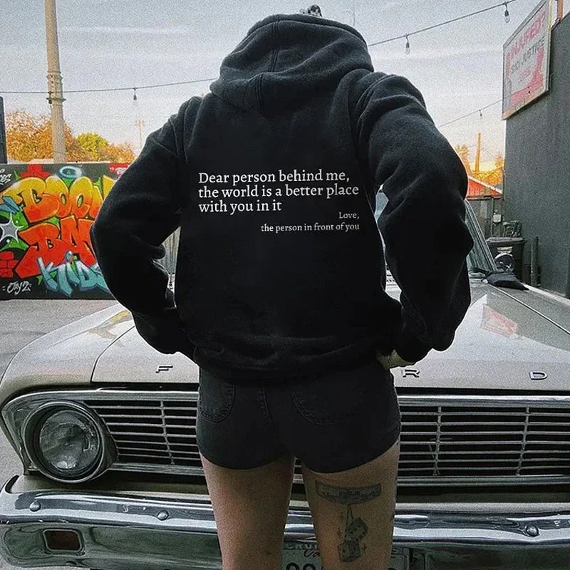 Trendiger Statement-Hoodie für Damen in modernem Design für stilvolle Outfits.