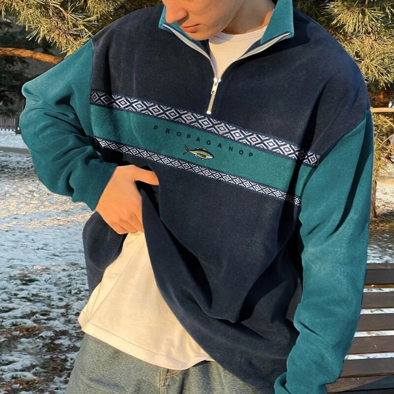 Herren Vintage-Pullover mit Retro-Muster im urbanen Stil fotografiert