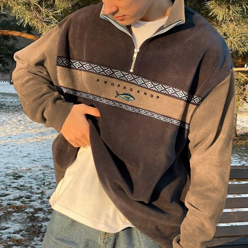 Herren Vintage-Pullover mit Retro-Muster im urbanen Stil fotografiert