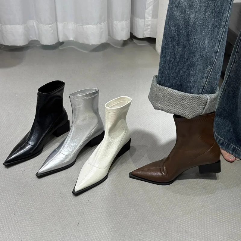 Damen trägt Vintage-Stiefeletten mit spitzer Zehenpartie, stilvoll und wasserdicht für Alltag und besondere Anlässe