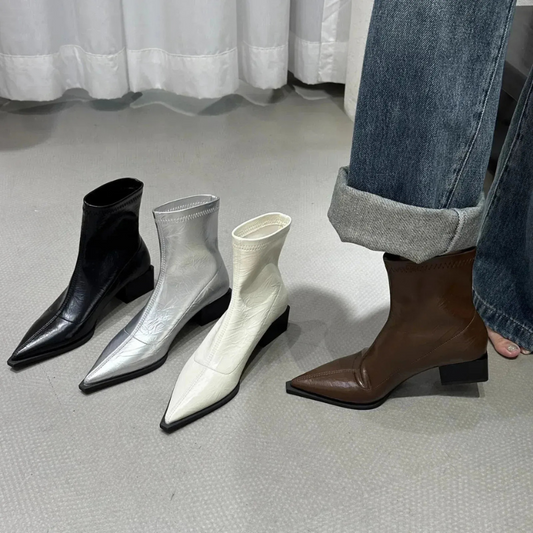 Damen trägt Vintage-Stiefeletten mit spitzer Zehenpartie, stilvoll und wasserdicht für Alltag und besondere Anlässe