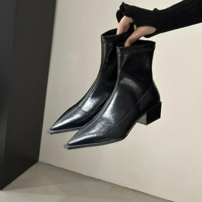 Damen trägt Vintage-Stiefeletten mit spitzer Zehenpartie, stilvoll und wasserdicht für Alltag und besondere Anlässe