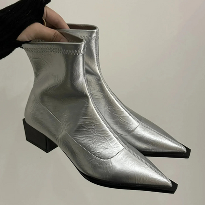 Damen trägt Vintage-Stiefeletten mit spitzer Zehenpartie, stilvoll und wasserdicht für Alltag und besondere Anlässe