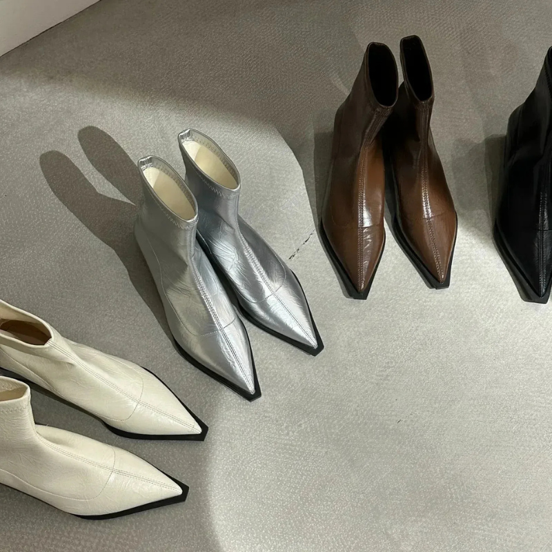 Damen trägt Vintage-Stiefeletten mit spitzer Zehenpartie, stilvoll und wasserdicht für Alltag und besondere Anlässe