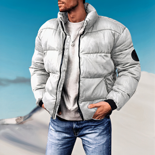 Herr trägt eine warme Daunenjacke, perfekt für kalte Wintertage