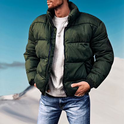 Herr trägt eine warme Daunenjacke, perfekt für kalte Wintertage