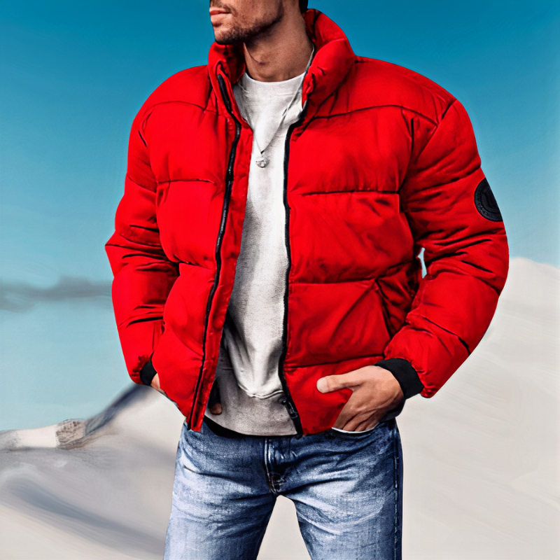 Herr trägt eine warme Daunenjacke, perfekt für kalte Wintertage