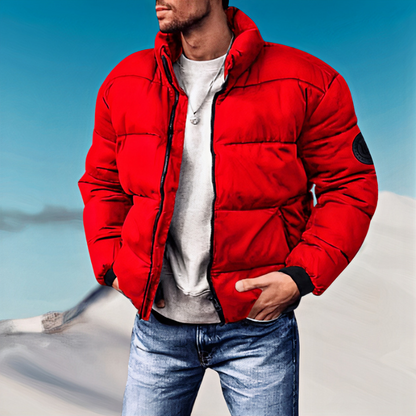 Herr trägt eine warme Daunenjacke, perfekt für kalte Wintertage