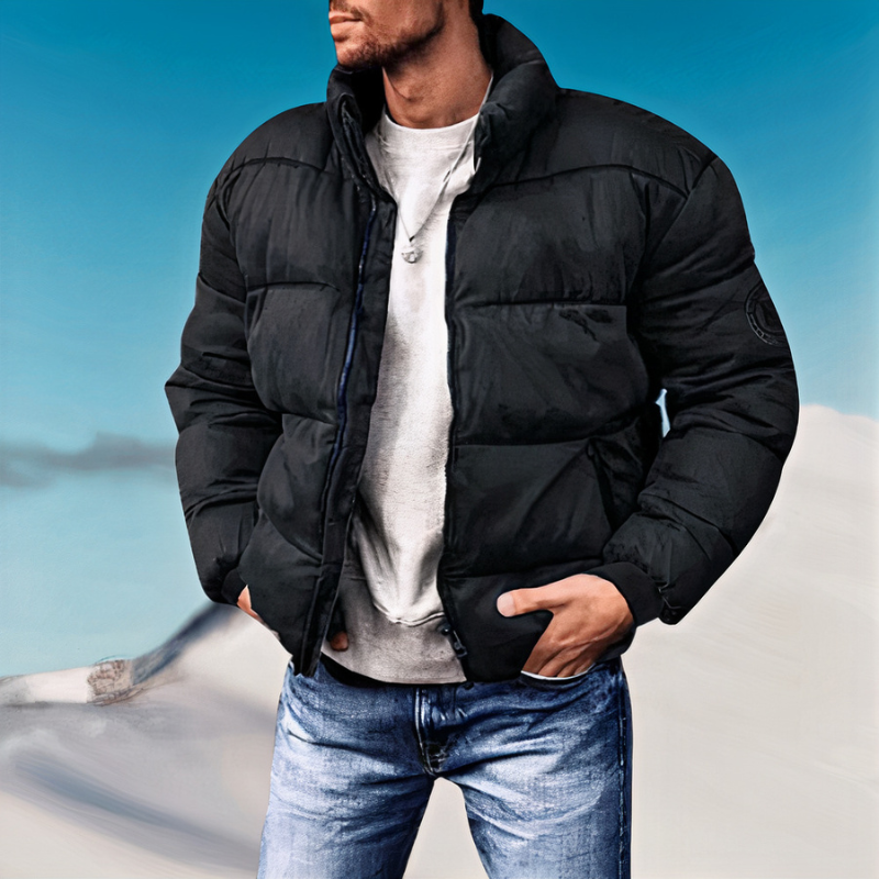 Herr trägt eine warme Daunenjacke, perfekt für kalte Wintertage